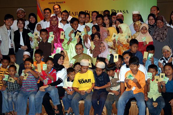 Group photo with UMW Toyota Volunteers and the children