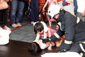 Pic 20_Children learn how to escape from fire with siblings